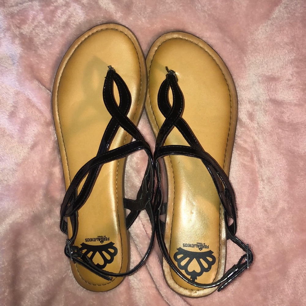 thong toed flat sandals size 7